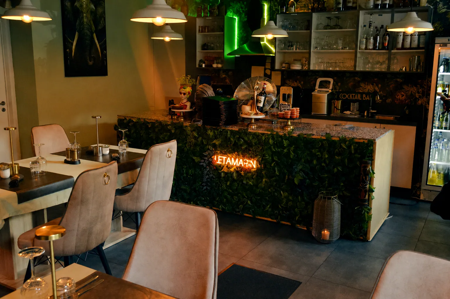 Salle et bar du restaurant Le Tamarin